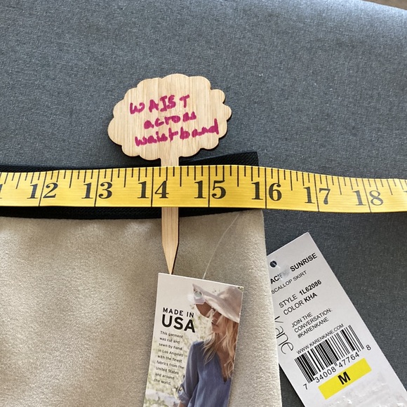 Karen Kane skirt Size M scollop cream with black lining and elastic black band. - Picture 3 of 13